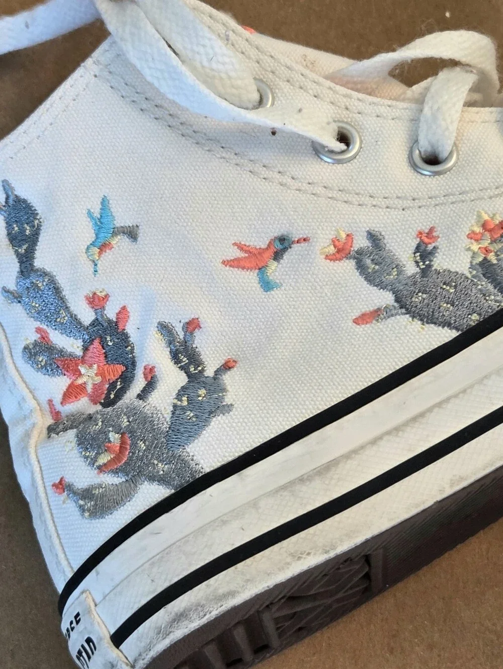 Chuck Taylor All Star Succulent Embroidery Youth size 2 Converse